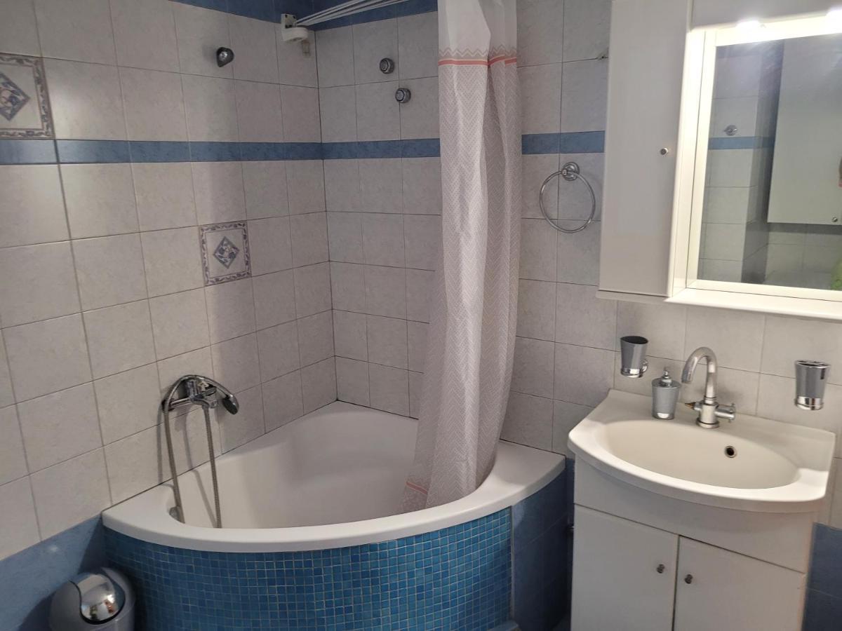 City Center Apartment Arta Bagian luar foto